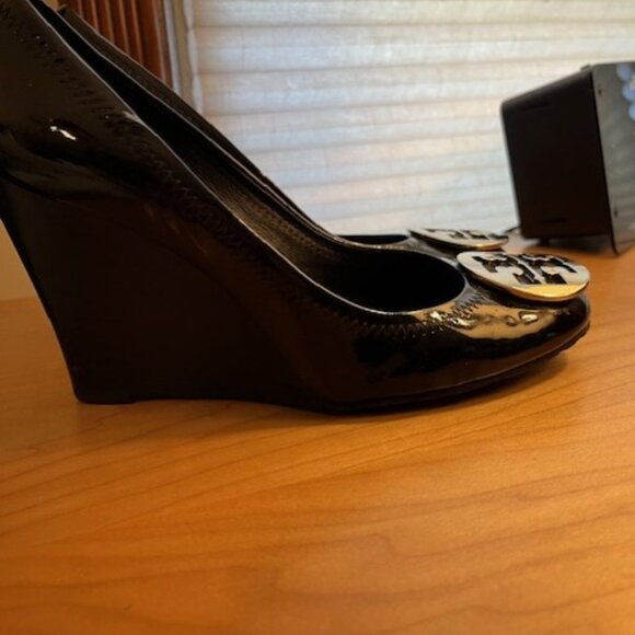 Tory Burch Sophie Wedge Black Patent - Picture 2 of 5